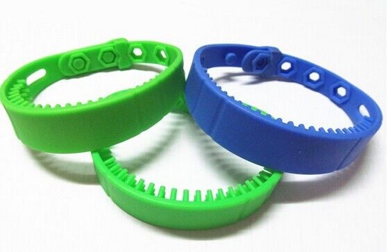 Krankenhaus RFID-Zugriffskontroll-Armbänder Längenverstellbares UHF-Silicon-Armband
